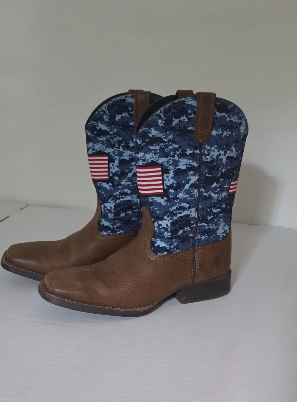 Ariat Patriot Youth Size 5 Camo American Flag Square toe cowboy boots.